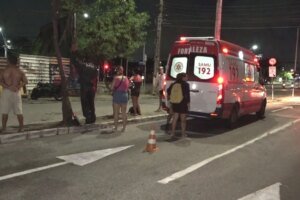 acidente:-moto-bate-em-traseira-de-carro-e-garupeiro-vai-parar-no-teto-do-automovel