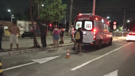 acidente:-moto-bate-em-traseira-de-carro-e-garupeiro-vai-parar-no-teto-do-automovel