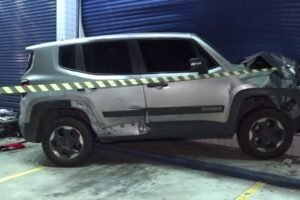 motorista-tenta-fazer-curva,-bate-em-outro-carro,-derruba-motociclista-e-invade-farmacia