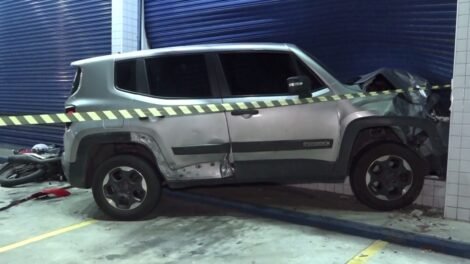 motorista-tenta-fazer-curva,-bate-em-outro-carro,-derruba-motociclista-e-invade-farmacia