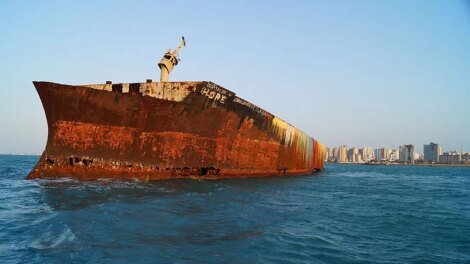 mara-hope-completa-40-anos-encalhado-no-mar-de-fortaleza;-relembre-historia-do-navio