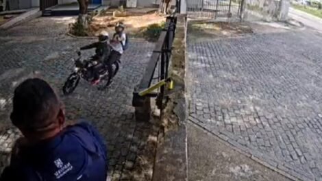 assalto:-criminosos-roubam-arma-de-guarda-em-entrada-de-predio-da-secretaria-de-saude-do-ceara