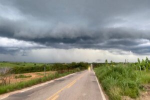 ceara-tem-90-cidades-sob-alerta-de-chuvas-intensas-entre-domingo-(9)-e-segunda-feira-(10)