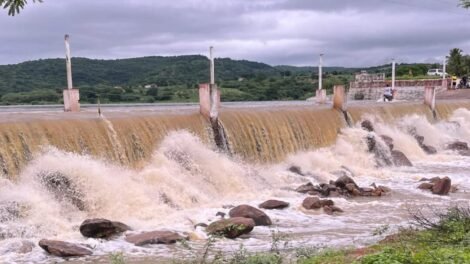 barragem-colina-sangra-apos-chuvas-em-quiterianopolis-e-aulas-presenciais-sao-suspensas