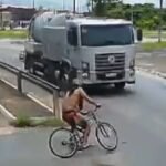 ciclista-colide-em-caminhao-ao-entrar-em-rotatoria,-cai-na-pista,-levanta-e-sai-pedalando