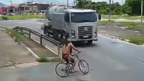 ciclista-colide-em-caminhao-ao-entrar-em-rotatoria,-cai-na-pista,-levanta-e-sai-pedalando