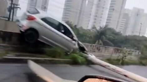 acidente:-carro-derruba-poste-em-fortaleza-e-fica-preso-em-canteiro-central-de-avenida