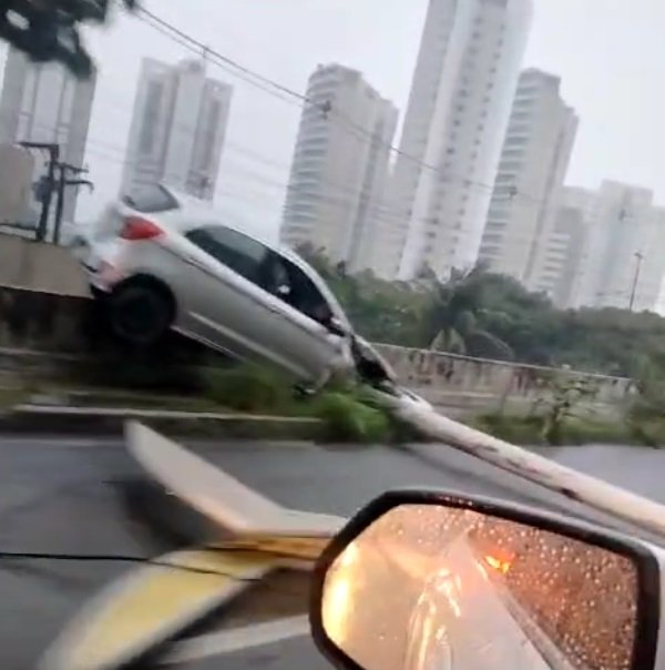 acidente:-carro-derruba-poste-em-fortaleza-e-fica-preso-em-canteiro-central-de-avenida