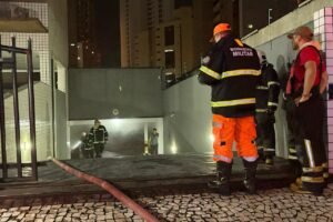 bombeiros-controlam-incendio-em-carro-estacionado-em-garagem-de-predio-em-fortaleza