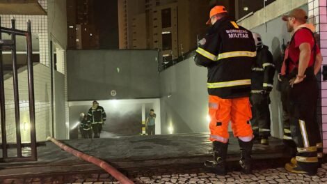 bombeiros-controlam-incendio-em-carro-estacionado-em-garagem-de-predio-em-fortaleza