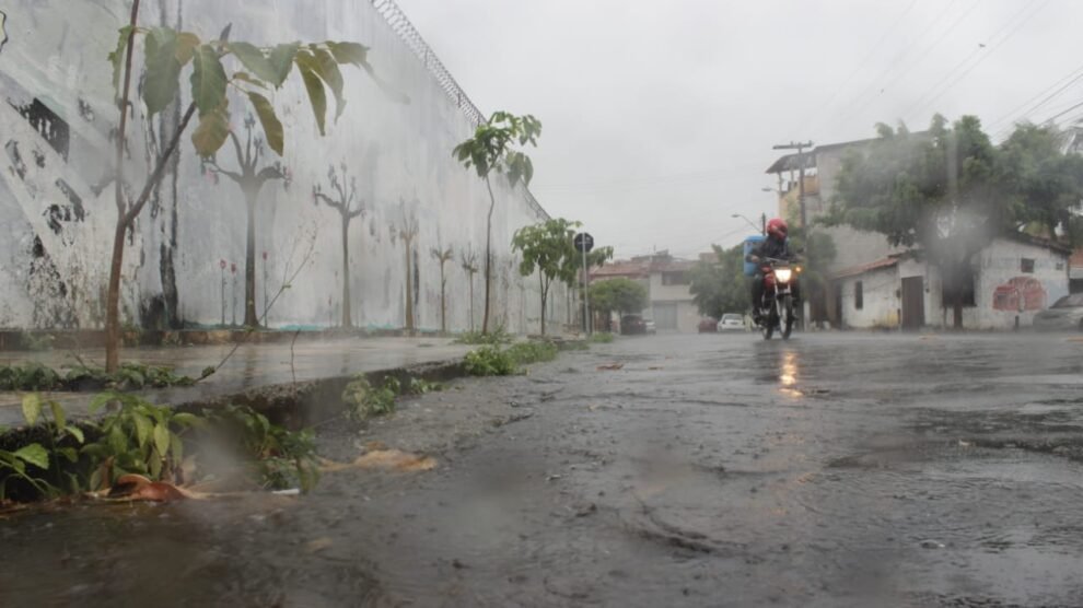 funceme:-fortaleza-tera-novo-aumento-de-instabilidade-na-sexta-(14),-com-chuva-de-moderada-a-forte