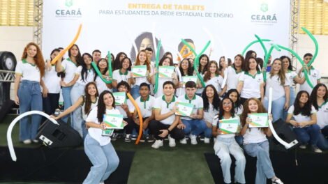 mais-de-5-mil-estudantes-do-litoral-norte-do-ceara-recebem-tablets 