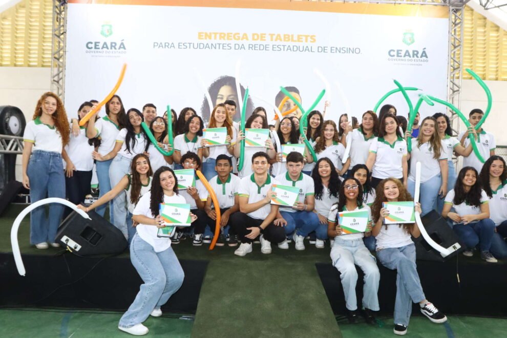 mais-de-5-mil-estudantes-do-litoral-norte-do-ceara-recebem-tablets 