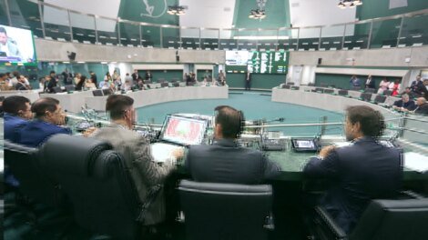 alece-aprova-reajuste-salarial-de-servidores-do-legislativo,-judiciario,-mpce-e-tce-ceara