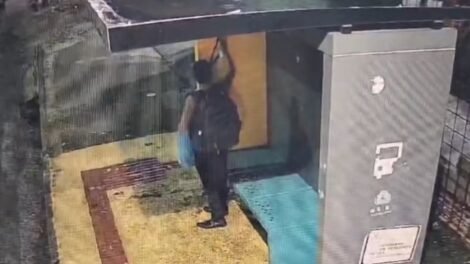 homem-e-preso-por-guardas-municipais-ao-ser-flagrado-pichando-parada-de-onibus-em-fortaleza