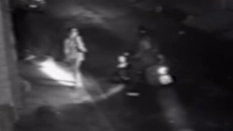 assaltante-em-moto-e-flagrado-roubando-bolsa-de-mulher-que-andava-na-rua,-em-fortaleza