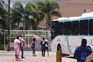passageiro-perde-onibus-em-terminal,-exige-que-motorista-abra-a-porta-e-tenta-depredar-o-veiculo