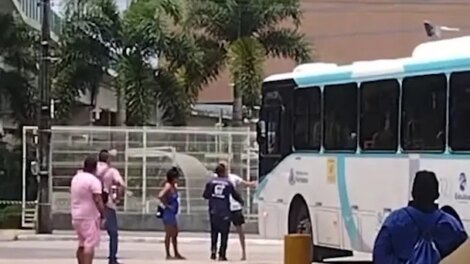 passageiro-perde-onibus-em-terminal,-exige-que-motorista-abra-a-porta-e-tenta-depredar-o-veiculo