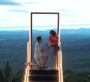escada-com-‘porta-para-o-ceu’-viraliza-e-se-torna-cenario-para-pedidos-de-casamento,-em-tiangua