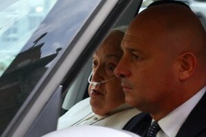 papa-francisco-recebe-alta-e-acena-para-os-fieis-na-saida-do-hospital;-video