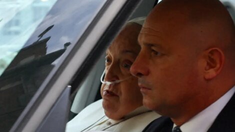 papa-francisco-recebe-alta-e-acena-para-os-fieis-na-saida-do-hospital;-video