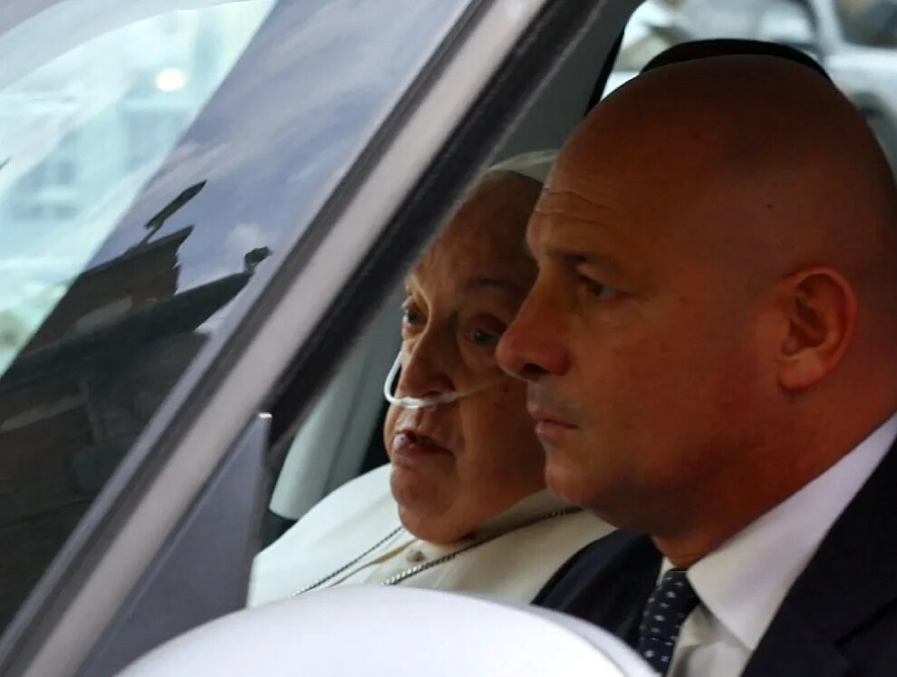 papa-francisco-recebe-alta-e-acena-para-os-fieis-na-saida-do-hospital;-video
