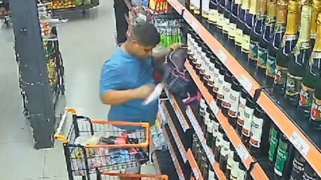 homem-e-flagrado-em-camera-furtando-produtos-em-supermercado-em-fortaleza