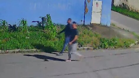 camera-de-seguranca-flagra-assalto-a-motociclista-que-fazia-entrega-em-maracanau,-no-ceara