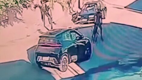 ciclista-e-arremessado-em-acidente-com-carro-eletrico-e-motorista-sai-sem-prestar-socorro