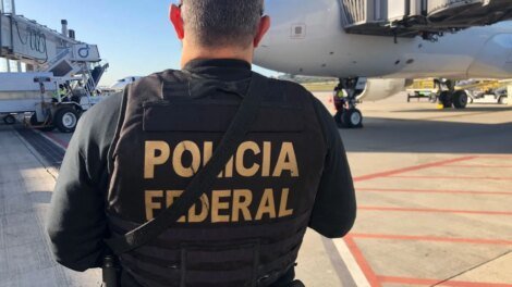 quatro-brasileiros-deportados-dos-eua-foram-detidos-pela-pf-ao-desembarcarem-em-fortaleza