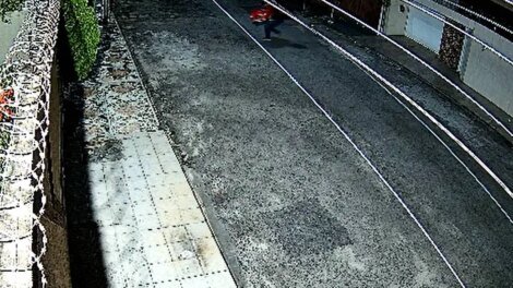 homem-ve-portao-aberto-e-furta-carrinho-eletrico-de-brinquedo-em-fortaleza