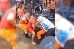 homem-e-resgatado-pelos-bombeiros-apos-cair-em-bueiro-durante-enchente-em-ipueiras