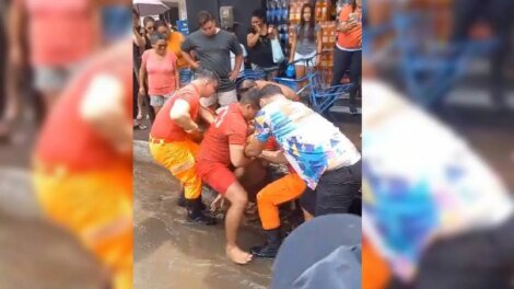 homem-e-resgatado-pelos-bombeiros-apos-cair-em-bueiro-durante-enchente-em-ipueiras