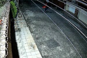 homem-ve-portao-de-casa-aberto-e-furta-carrinho-eletrico-de-brinquedo-em-fortaleza