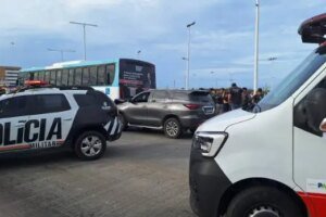 dois-homens-sao-mortos-a-tiros-dentro-de-carro-em-avenida-na-praia-do-futuro