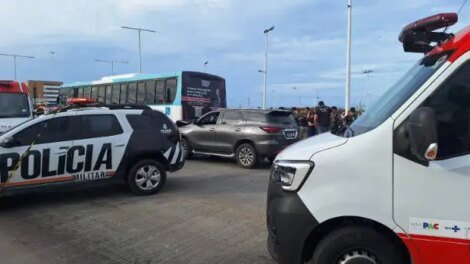 dois-homens-sao-mortos-a-tiros-dentro-de-carro-em-avenida-na-praia-do-futuro