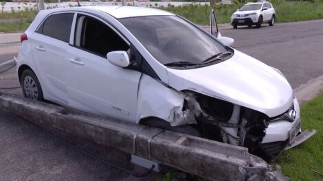 carro-derruba-poste-em-fortaleza;-mulher-e-crianca-conseguiram-sair-do-veiculo
