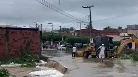 chuva-de-82-mm-derruba-muro-de-cemiterio-e-alaga-ruas-em-assare-(ce)