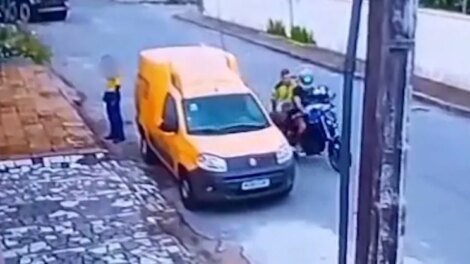 funcionario-dos-correios-e-assaltado-por-dupla-em-moto-durante-entrega-em-fortaleza