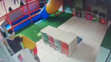 homem-pula-muro-de-restaurante-para-furtar-e-deixa-prejuizo-de-r$-5-mil