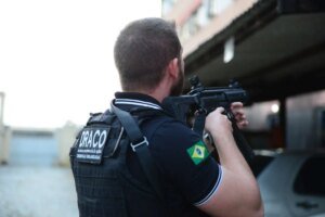 policia-prende-homem-suspeito-de-extorsao-e-ataque-a-empresa-de-internet-em-caucaia/ce