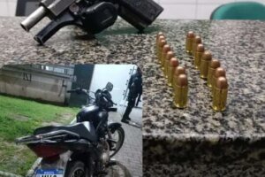 dupla-e-presa-com-moto-roubada-e-tenta-subornar-policiais-com-arma-de-fogo