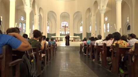 fieis-acompanham-passagem-de-reliquias-dos-pais-de-santa-teresinha-em-fortaleza