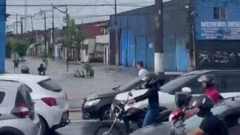 rio-maranguapinho-volta-a-transbordar-em-fortaleza,-interditando-parte-da-br-222