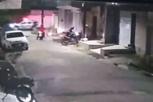 viatura-da-pm-passa-ao-lado-de-rua-onde-ocorria-assalto-e-criminosos-acabam-presos