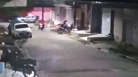 viatura-da-pm-passa-ao-lado-de-rua-onde-ocorria-assalto-e-criminosos-acabam-presos