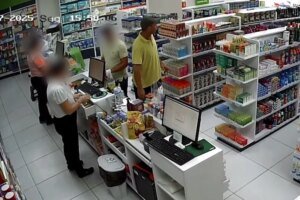 assaltante-tranca-funcionarias-de-farmacia-em-sala-e-rouba-dinheiro,-fraldas-e-chupetas