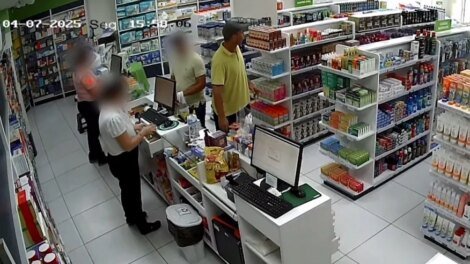 assaltante-tranca-funcionarias-de-farmacia-em-sala-e-rouba-dinheiro,-fraldas-e-chupetas