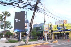 caminhao-de-sp-bate-em-poste-em-fortaleza,-motorista-foge-e-comerciantes-ficam-sem-internet