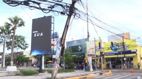 caminhao-de-sp-bate-em-poste-em-fortaleza,-motorista-foge-e-comerciantes-ficam-sem-internet